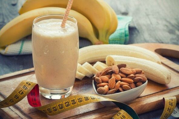Smus avec une banane et des amandes